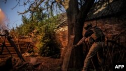 Український військовий веде вогонь по російських позиціях на Донеччині, червень 2024 року