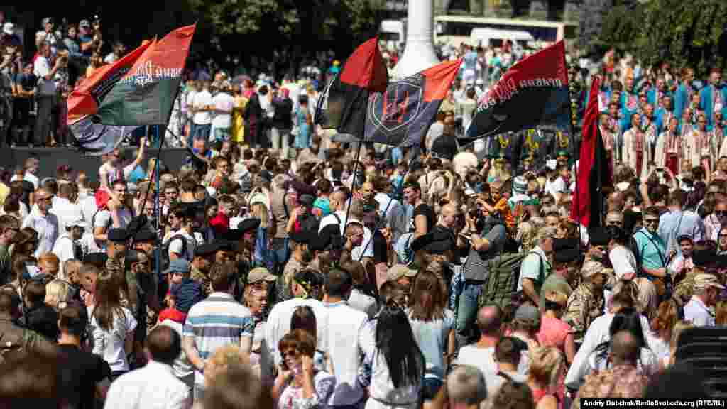 Вже після закінчення офіційної частини, коли людей пустили на площу, майданом пройшли добровольці «Правого сектору» та медики-волонтери Першого добровольчого мобільного шпиталю імені Миколи Пирогова