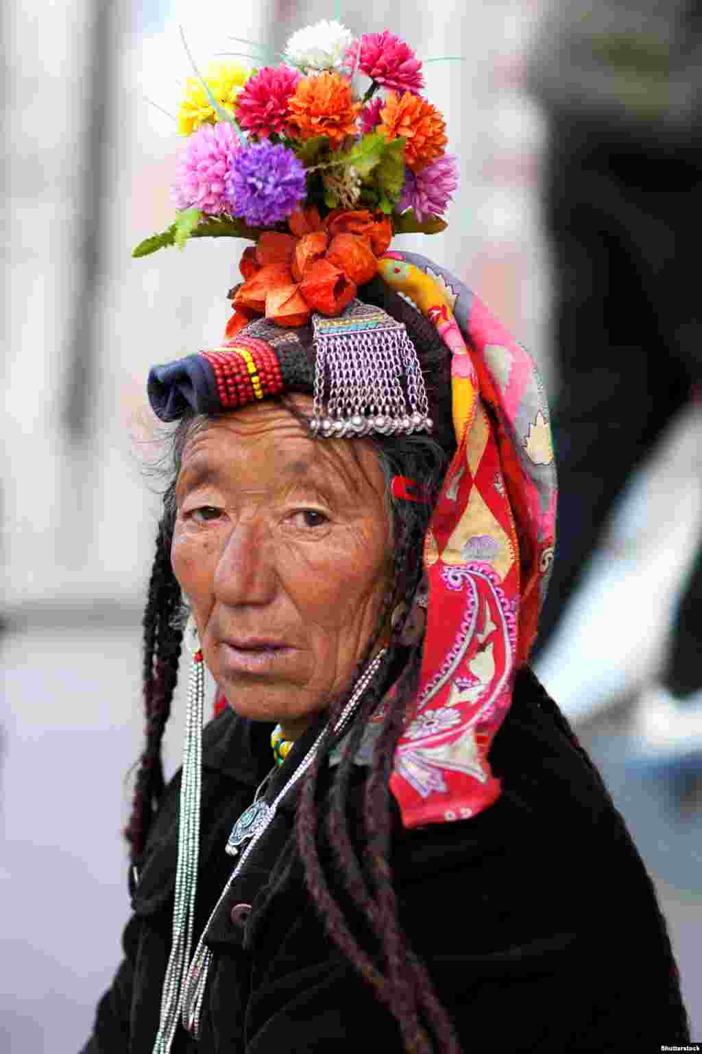 Культурне багатство народу дрокпа, частини індоіранської спільноти дардів, відображається у вишуканих вбраннях та прикрасах – і чоловічих, і жіночих. Вони кохаються на квітах і завжди мають їх на собі як елемент своїх прикрас. Вони люблять грати музику, танцювати і співати. Їхнім основним джерелом доходу є вирощування і продаж фруктів та овочів і продуктів із них