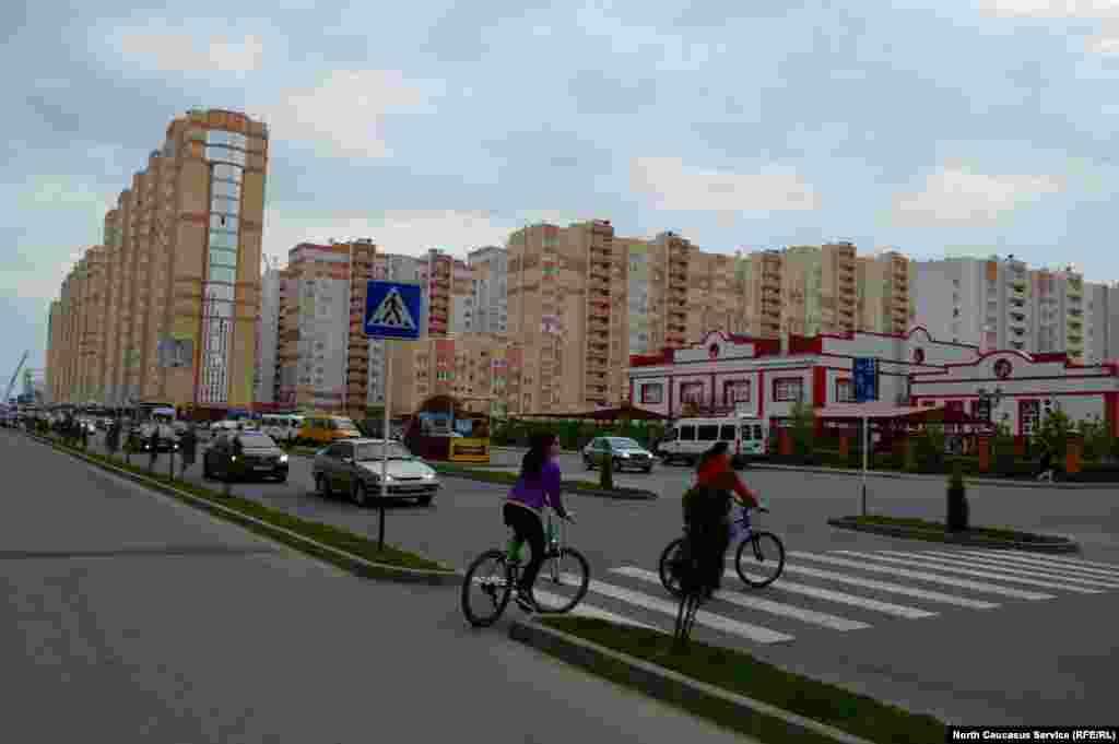 Велосипедисты едут к детскому саду.