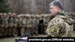 Петро Порошенко на військовому полігоні, архівне фото