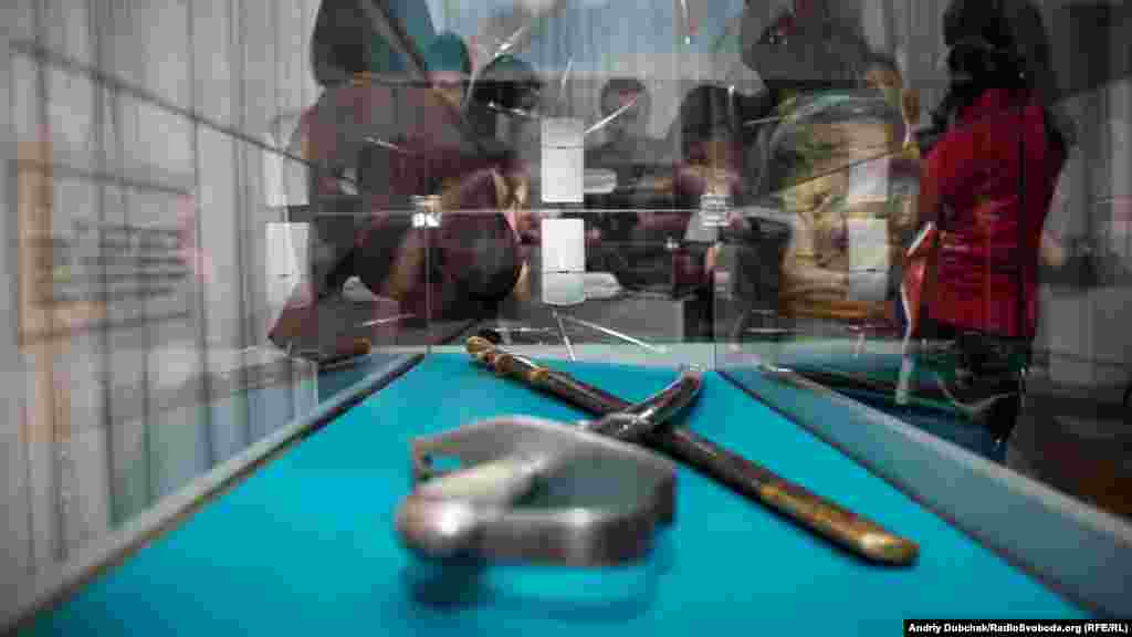 Австро-угорська офіцерська та російська драгунська шаблі кінця XIX–початку XX століть. Подібними шаблями були озброєні вояки Армії УНР та Української Галицької армії