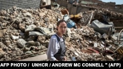 Специальный посланник главы УВКБ ООН Анджелина Джоли в районе Старого города в западном Мосуле, Ирак, 16 июня 2018 года