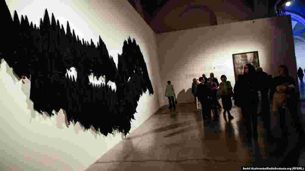 Нікіта Шаленний, «Сибір» 2015 року. «Інсталяція актуалізує комплекс складних запитань, звернених в минуле, теперешнє та майбутнє Сибіру,та будує дивовижний монументальний портрет сили, таємниці і краси», – пише автор