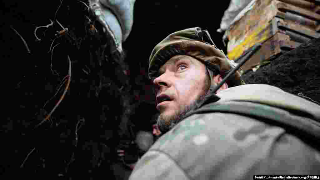 Перебувати там – доволі небезпечна ідея. Зайшли на нетривалий час, і то прислуховувалися до кожного звуку. Євген добре чує вихід і прихід снаряда. За мить десь неподалік впаде граната, всі цілі