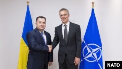 Степан Полторак та Єнс Столтенберґ на зустрічі міністрів оборони країн НАТО, Брюссель, 24 червня 2015 року