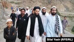 تور واسکټ اغوستی مفتي سلطان محمد له خپلو ملګرو سره