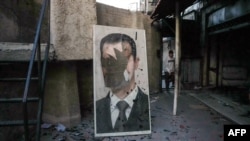 Пошкоджений портрет Башара Асада в Дамаску, Сирія, 8 грудня 2024 року