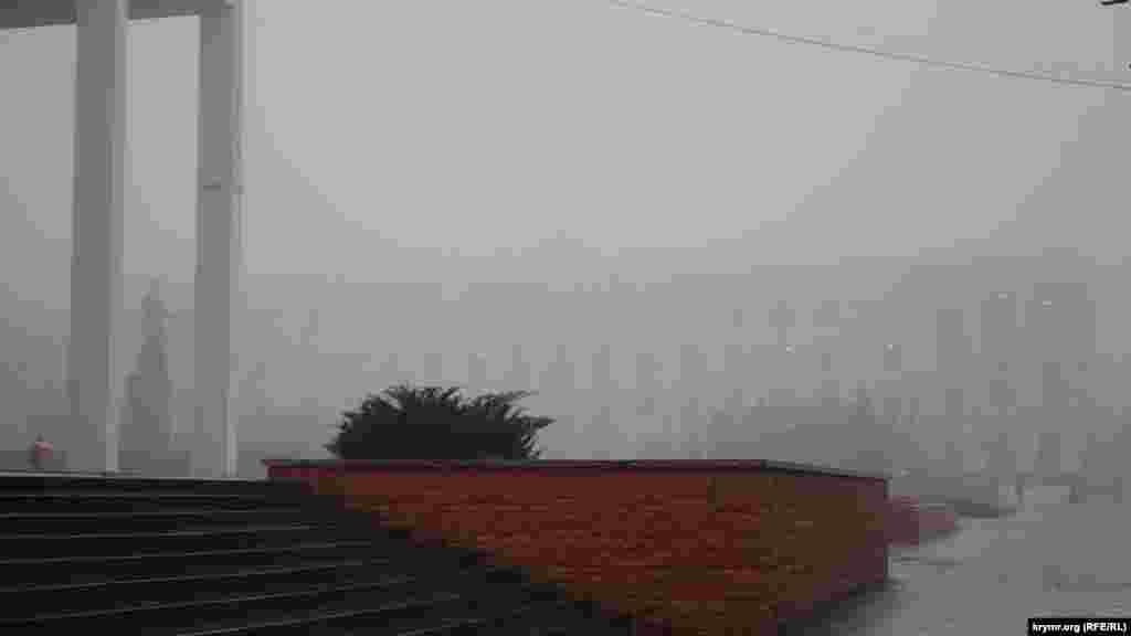 Свет в министерских окнах. Площадь Ленина в Симферополе  