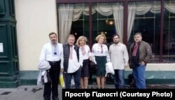 Представники української громади в Москві (фото надане Українським центром ненасильницького спілкування і примирення «Простір Гідності»)
