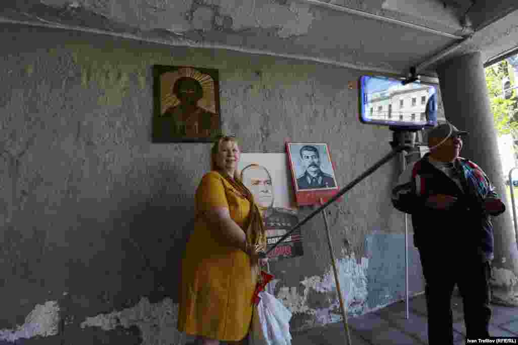 Здесь же можно выбрать себе фотографию человека, а потом принять с ней участие в шествии "Бессмертного полка". Иосифа Сталина, например