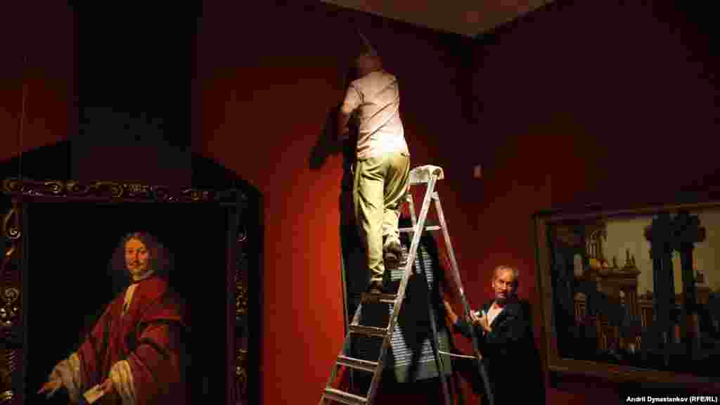 Співробітники музею закінчують монтаж виставки венеціанського мистецтва «Венеція Найясніша». Зліва – портрет прокуратора Оноріо Гримані, XVII століття, праворуч – «Архітектурна фантазія» (Capriccio) Бернардо Белотто XVIII століття