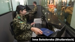 Співробітниця прикордонної служби на робочому місці, аеропорт «Бориспіль», архівне фото