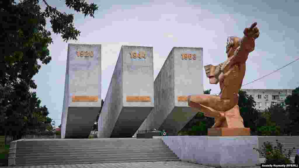 В городском парке Победы. Третья стела справа символизирует судьбоносное для города химиков событие – пуск Северо-Крымского канала в 1963 году. Надпись внизу гласит: «Днепр землю напоил, и ярко степь цветет»