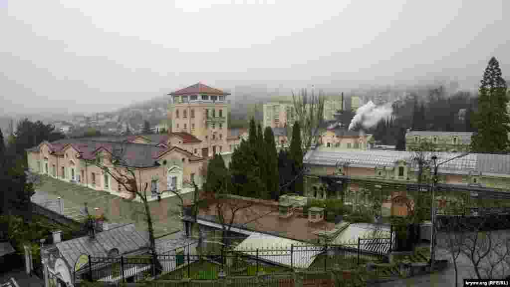 16 декабря винзавод «Массандра» был продан российской компании «Южный проект». Это дочерняя компания банка «Россия», основной акционер которого – миллиардер Юрий Ковальчук, его еще называют «личным кассиром» Путина