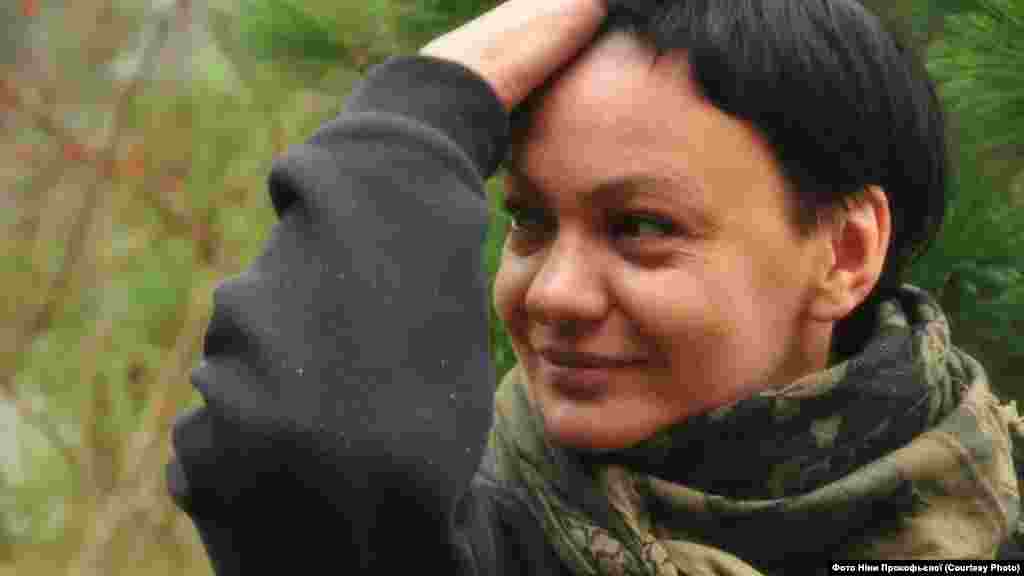 Ірина «Лінза» Цвіла, батальйон «Січ» / полк поліції спеціального призначення «Київ»: «... бувають випадки, від яких душа починає кричати. Фото є, а його вже нема. Ти сидиш із ним, чистиш картоплю і розмовляєш про те й про се, смієшся і співаєш повстанських пісень. А за деякий час дізнаєшся, що то був останній раз, коли ви бачились, і тепер ти його бачиш на фото в труні». 