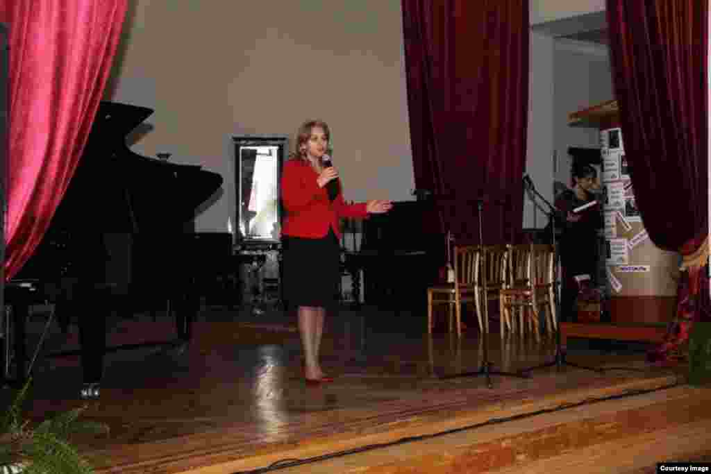 Театр баялдаса 100 сон тIубаялъул тадбиралде ячIун йикIана Дагъистаналъул культураялъул министр Зарема Бутаева. 