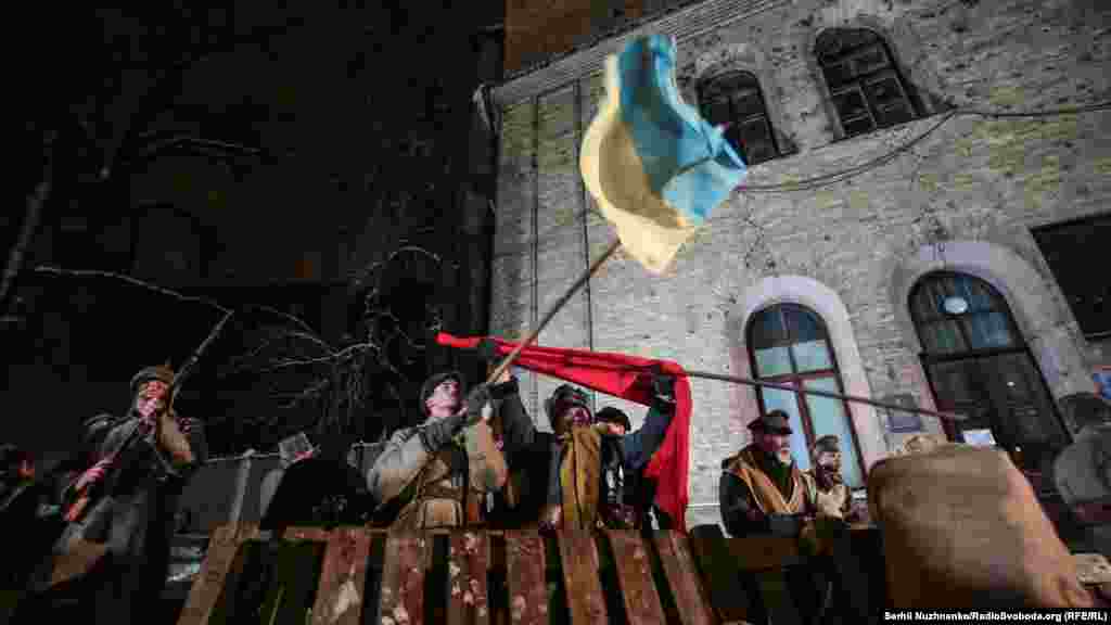 Червоний прапор було скинуто. На його місці з’явився синьо-жовтий