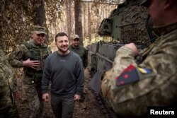 Президент України Володимир Зеленський оглядає танк Leopard 2 під час відвідування позицій українських військ на передовій російсько-української війни. Україна, 3 жовтня 2023 року