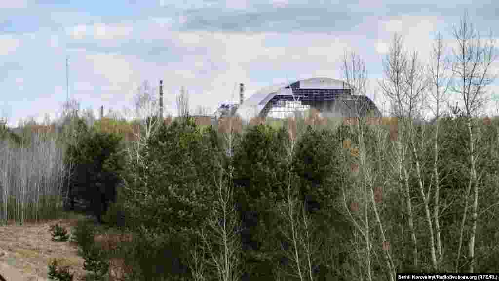 Так виглядає новий конфайнмент з залізничного мосту поблизу в’їзду в Прип’ять