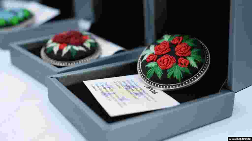 Ovaj privesak simboluje priču o preživelima seksualnog nasilja koje su počinile srpske snage tokom rata na Kosovu.