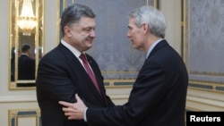 Президент України Петро Порошенко (ліворуч) і сенатор США Роб Портман, 2015 рік