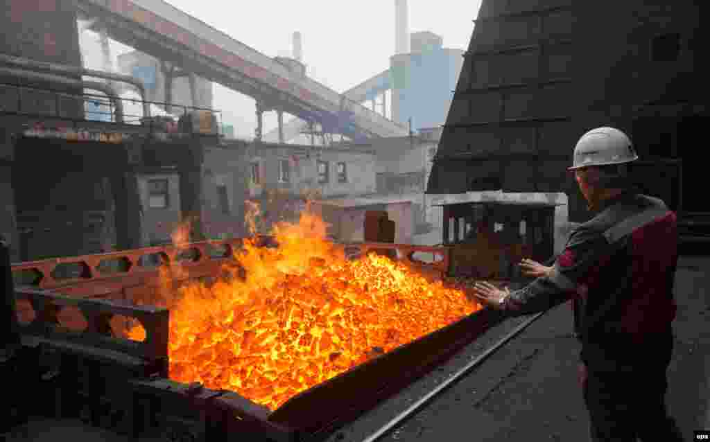 Працівник зігріває руки під час випалу коксу на хімічному енергоблоці Авдіївського коксохіму,  21 лютого 2017 року БІЛЬШЕ ПРО ЦЕ