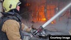 Рятувальники гасять пожежу після російського удару по Харкову, архівне фото