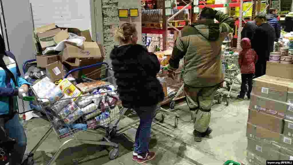 В Крыму с 17 марта запретили проводить любые спортивные, зрелищные, публичные и иные массовые мероприятия. При этом пока не планируют закрывать школы и детсады в связи с пандемией коронавирусной инфекции. В Севастополе с 19 марта закрывают все школы, а высшие учебные заведения перешли на дистанционную форму обучения с 16 марта