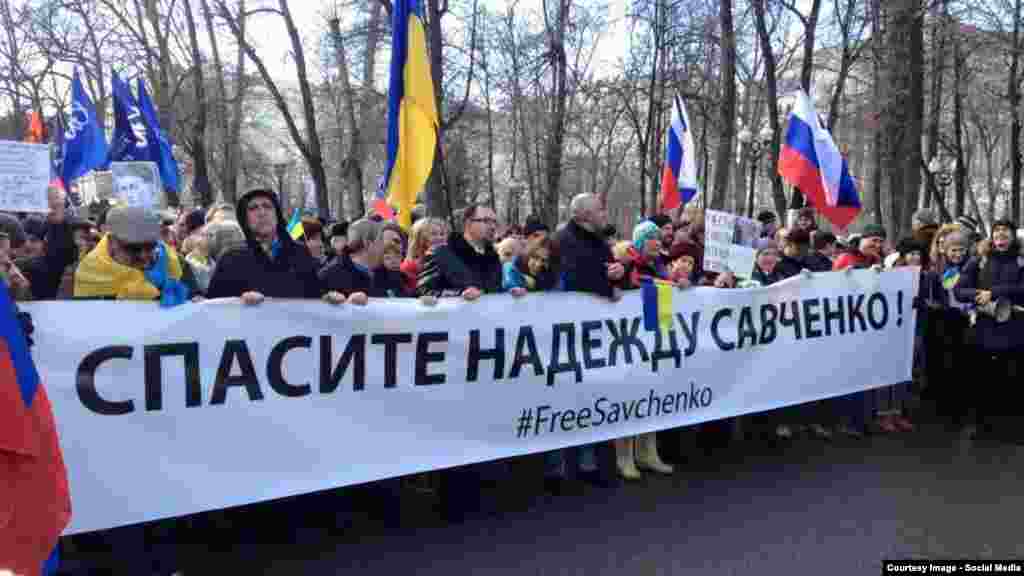 Акція на підтримку Надії Савченко у Москві під час вшанування пам’яті російського опозиціонера Бориса Нємцова, вбитого рік тому біля Кремля. Москва, 27 лютого 2016 року. Більше про це ТУТ