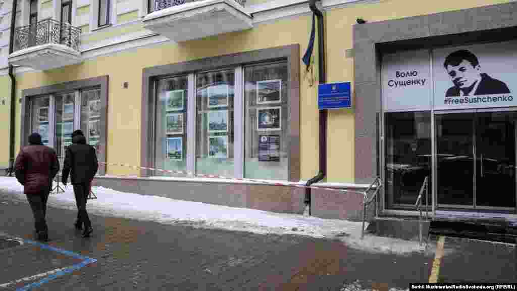 Середина тижня. На вулиці особливо холодно. Більшість людей заклопотано проходять повз…