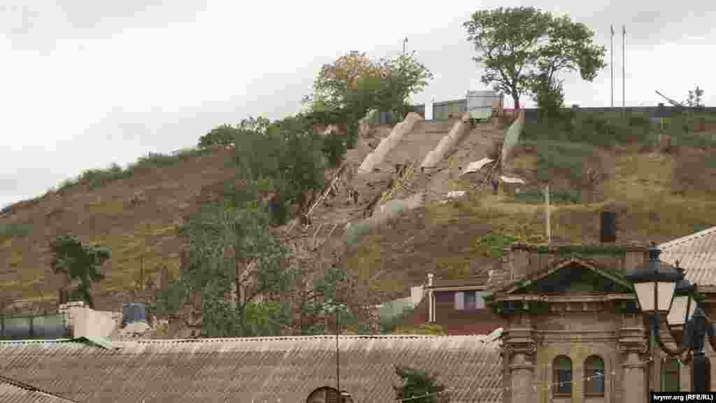 Работы на Большой Митридатской лестнице, ведущей на гору Митридат. На переднем плане справа – фрагмент старинной гимназии, в которой до 2014 года находилась общеобразовательная школа. Сейчас здание закрыто, здесь планируют открыть музей