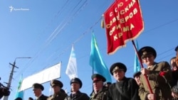 Чиновники с гвоздиками, бабушки с газетами: день памяти Амет-Хана Султана (видео) Чиновники с гвоздиками, бабушки с газетами: день памяти Амет-Хана Султана (видео)