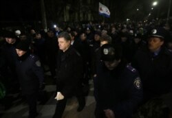 Тодішній народний депутат України Петро Порошенко, який прибув до Криму з наміром врегулювати ситуацію на півострові. Сімферополь, 28 лютого 2014 року