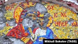 Богослужение в разрушенном Иверском монастыре вблизи Донецкого аэропорта