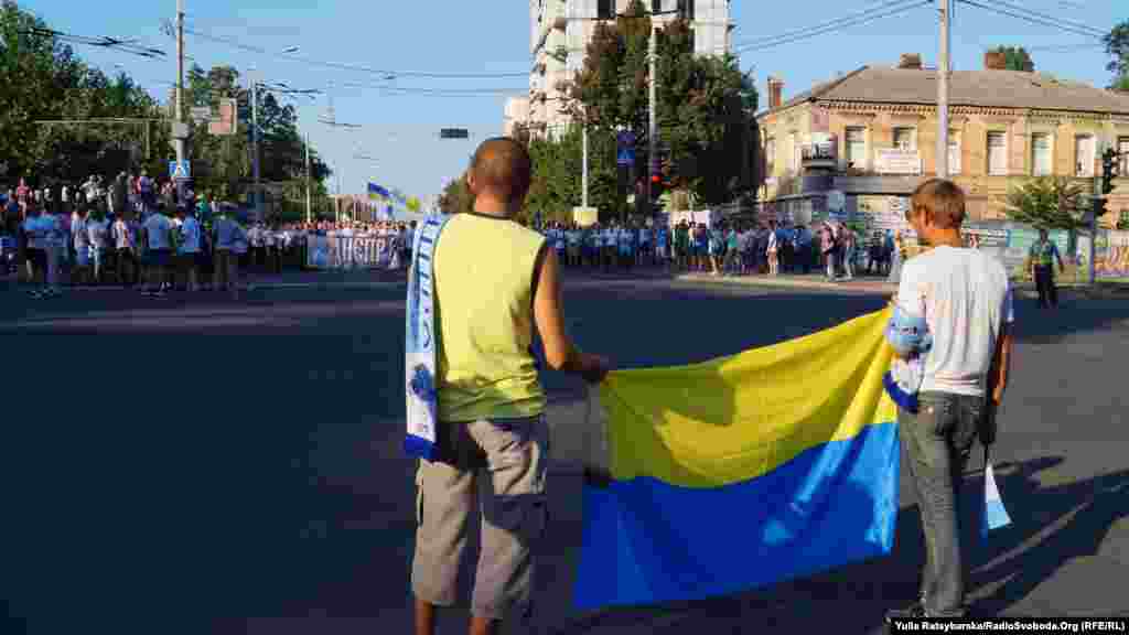 Марш фанатів «Дніпра» та «Динамо» – об’єднавчий, під синьо-жовтими прапорами