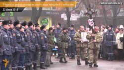 У Черкасах замість «ланцюга єдності» люди навколішках прощалися з «кіборгом» У Черкасах замість «ланцюга єдності» люди навколішках прощалися з «кіборгом»