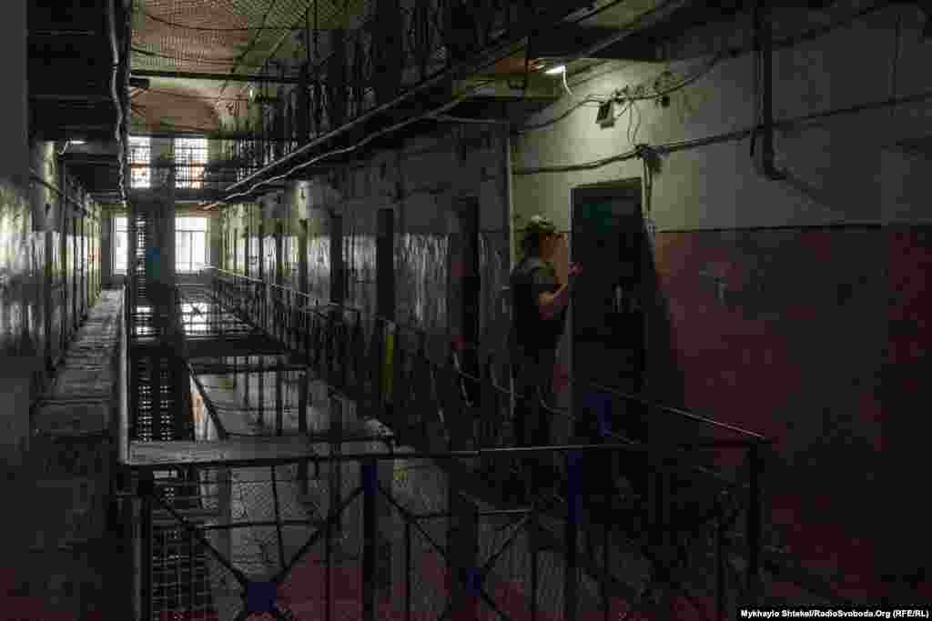 «Безкоштовні» камери розташовані поруч. За словами міністра юстиції Дениса Малюськи, неофіційні «збори» за перебування в комфортній камері значно більші, аніж перебування в новій, платній камері