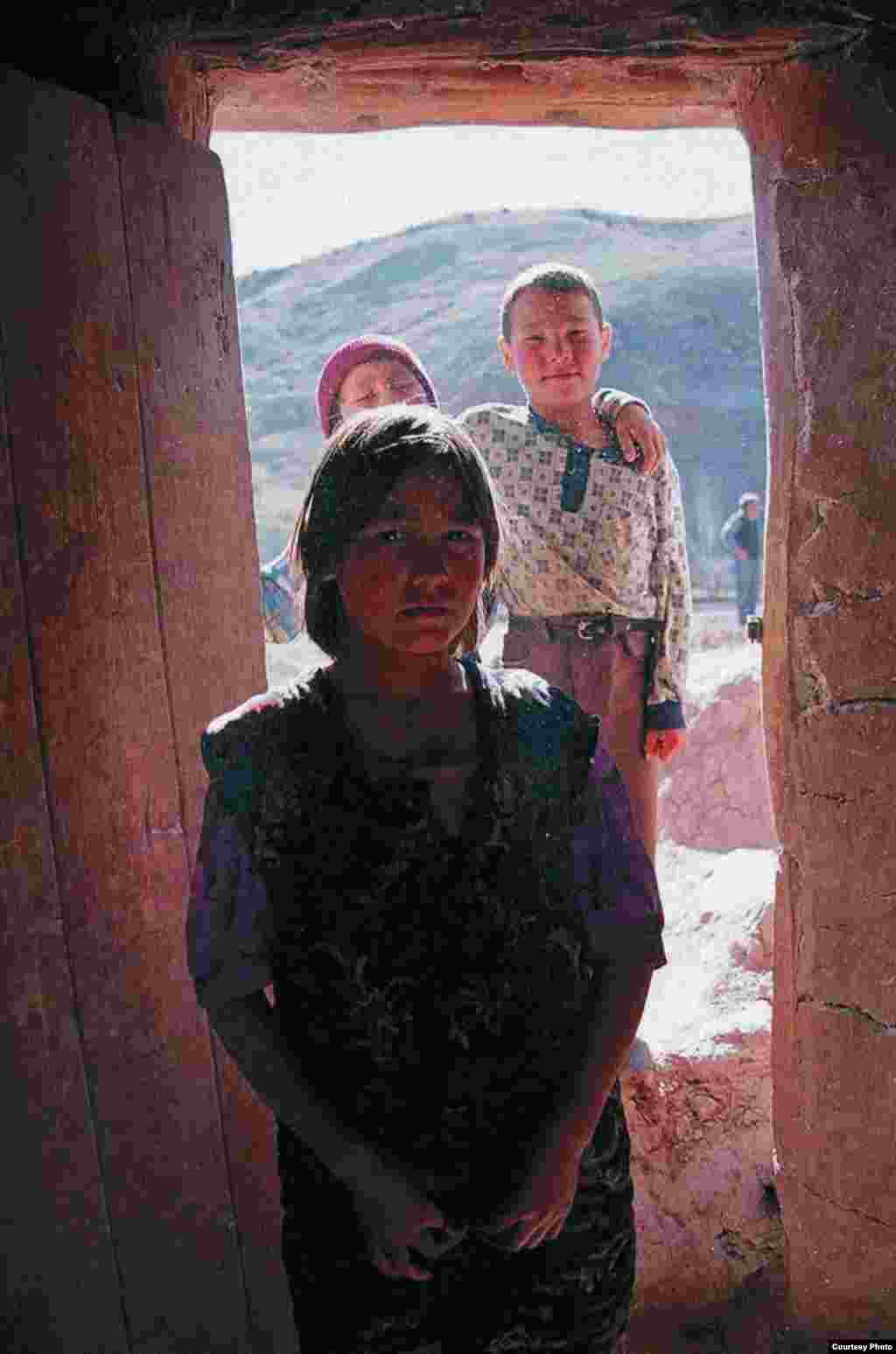 Поводом для уголовного преследования Умиды Ахмедовой стали документальный фильм "Бремя девственности" и фотоальбом под названием "Женщины и мужчины: от рассвета до заката". Ее работы изображают повседневную жизнь простых людей в Узбекистане.