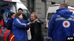 Медики надають допомогу травмованій жінці біля станції метро «Технологічний інститут» в Санкт-Петербурзі, 3 квітня 2017 року