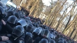 Бійки під Радою: сльозогінний газ та знесені намети – відео Бійки під Радою: сльозогінний газ та знесені намети – відео