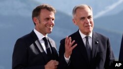 Прем’єр-міністр Канади Марк Карні (п) разом із президентом Франції Емманюелем Макроном на саміті «Групи семи», Кананаскіс, 16 червня 2025 року