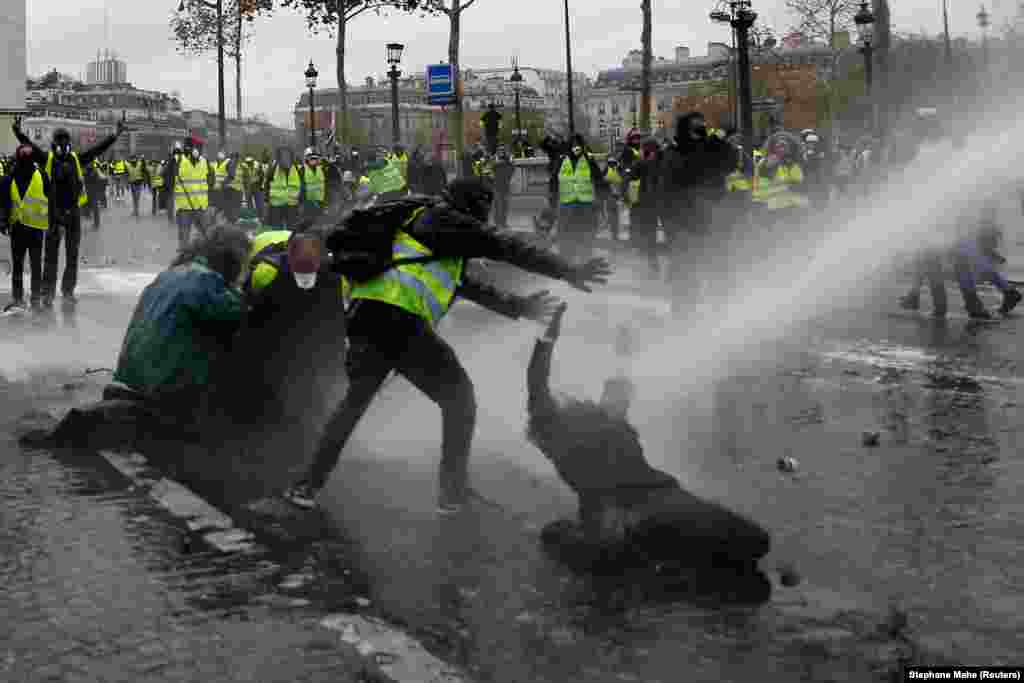 Як повідомляють ЗМІ, протестувальники будували барикади посеред вулиць у центрі Парижа, запалювали піротехніку, руйнували власність та кидали каміння в поліцейських