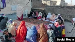 د مردان ضلعې د یو کلي په یو کور کې ښځې تعلیمِ بالغان لپاره راغونډي شوي دي.