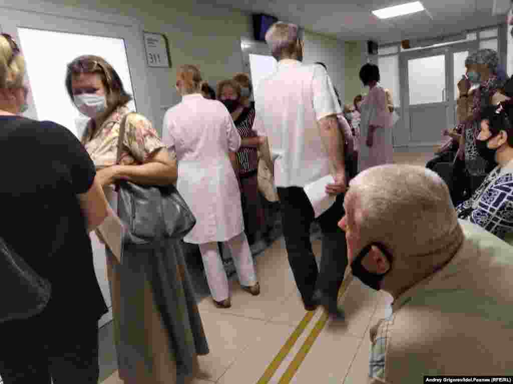 А это уже, как и заглавный снимок, очередь на забор крови с утра. 