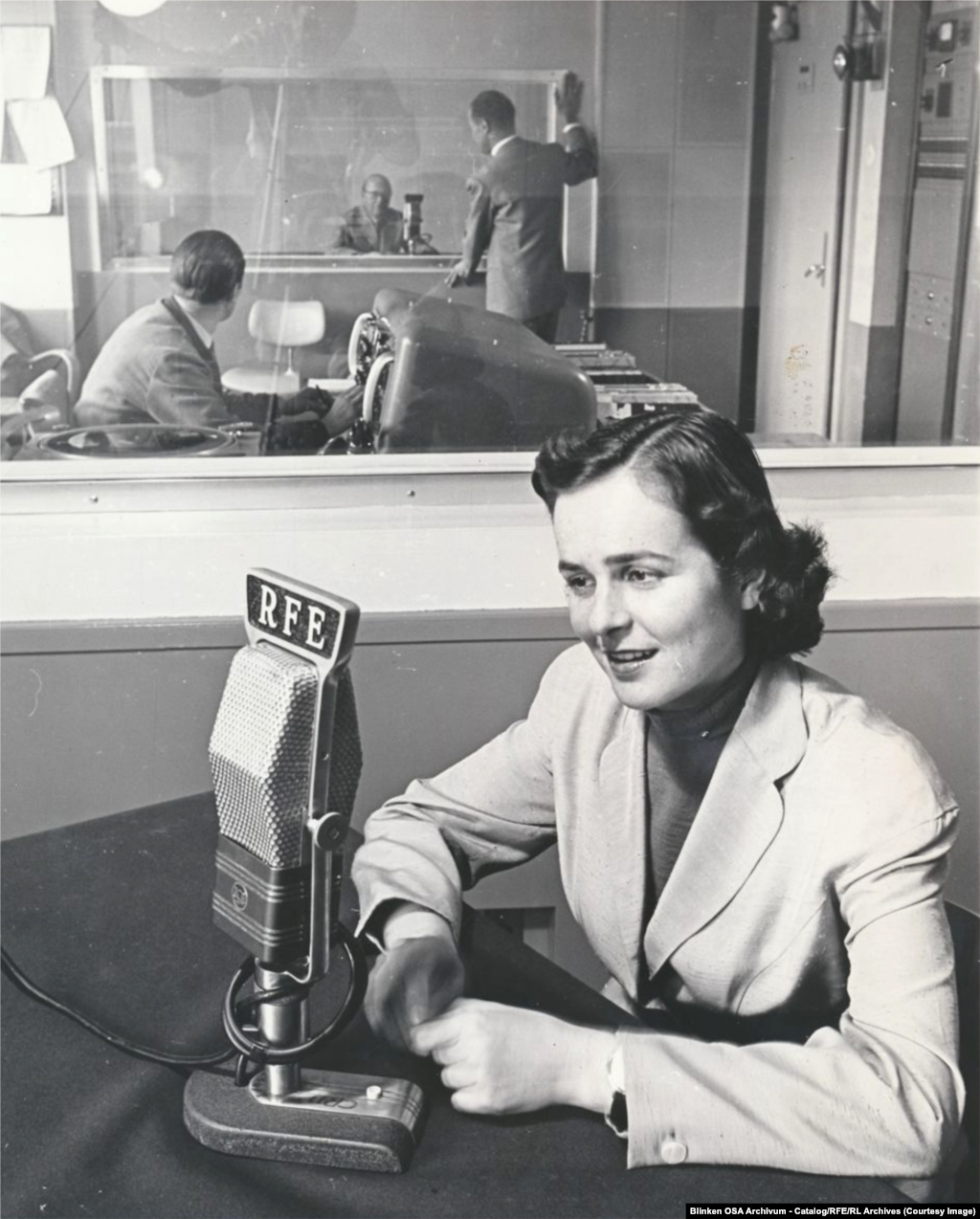 Угорська ведуча в офісі Радіо Вільна Європа в Мюнхені, Німеччина, 1955 рік.Радіо Вільна Європа (РВЄ) почало мовлення у 1950 році і орієнтувалося на країни комуністичного блоку у Східній Європі