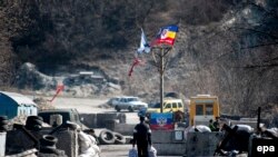 Иллюстративное фото. Мужчина идёт через блокпост боевиков групировки «ЛНР». Луганская область, март 2015 года