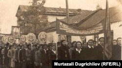 Дагъистаналъул руччабаз кодо гьабулеб буго 7 ноябралъул байрам. Буйнахъск, 1957 сон.