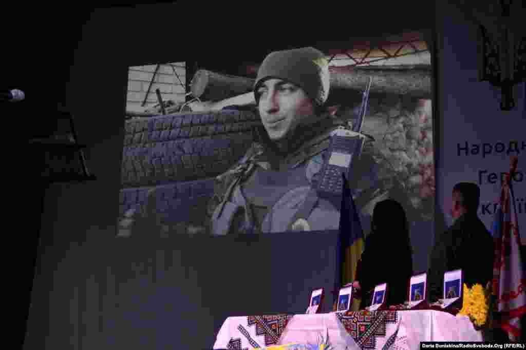 У Черкасах відбулася 21-а церемонія нагородження недержавною нагородою «Народний герой України». 10 лютого 2017 року. Нагороди народним героям вручали волонтерка Олена Шевцова і батько героя Небесної сотні Устима Володимир Голоднюк. На фото 23-річний капітан Андрій Кизило. Він мав позивний «Орел», був заступником командира одного з батальйонів 72-ї окремої механізованої бригади. Загинув 29 січня 2017 року в боях під Авдіївкою. БІЛЬШЕ ПРО АНДРІЯ КИЗИЛА