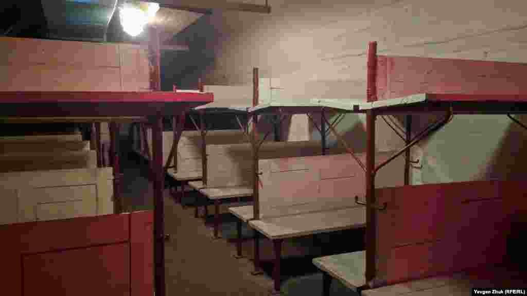 Один из четырех «жилых» залов для укрываемых граждан. Верхние полки предназначены для спящих, нижние – для ожидающих сидя своей очереди поспать